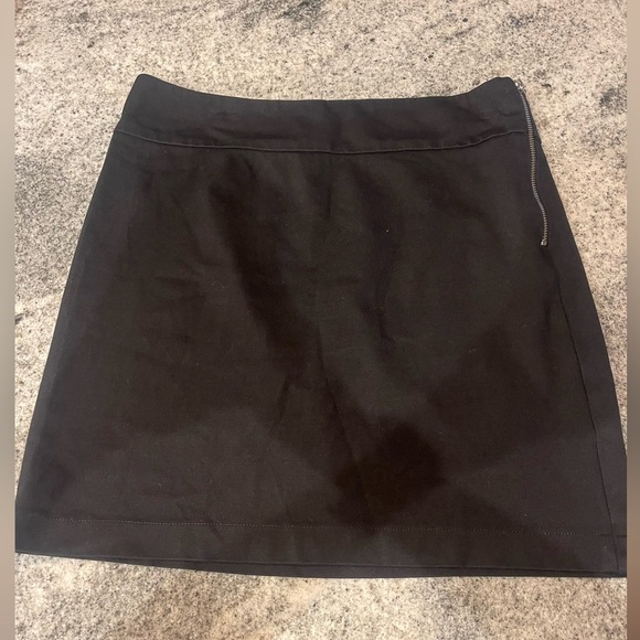 ⭐️ Banana Republic Black A-Line Mini Skirt - Picture 3 of 5